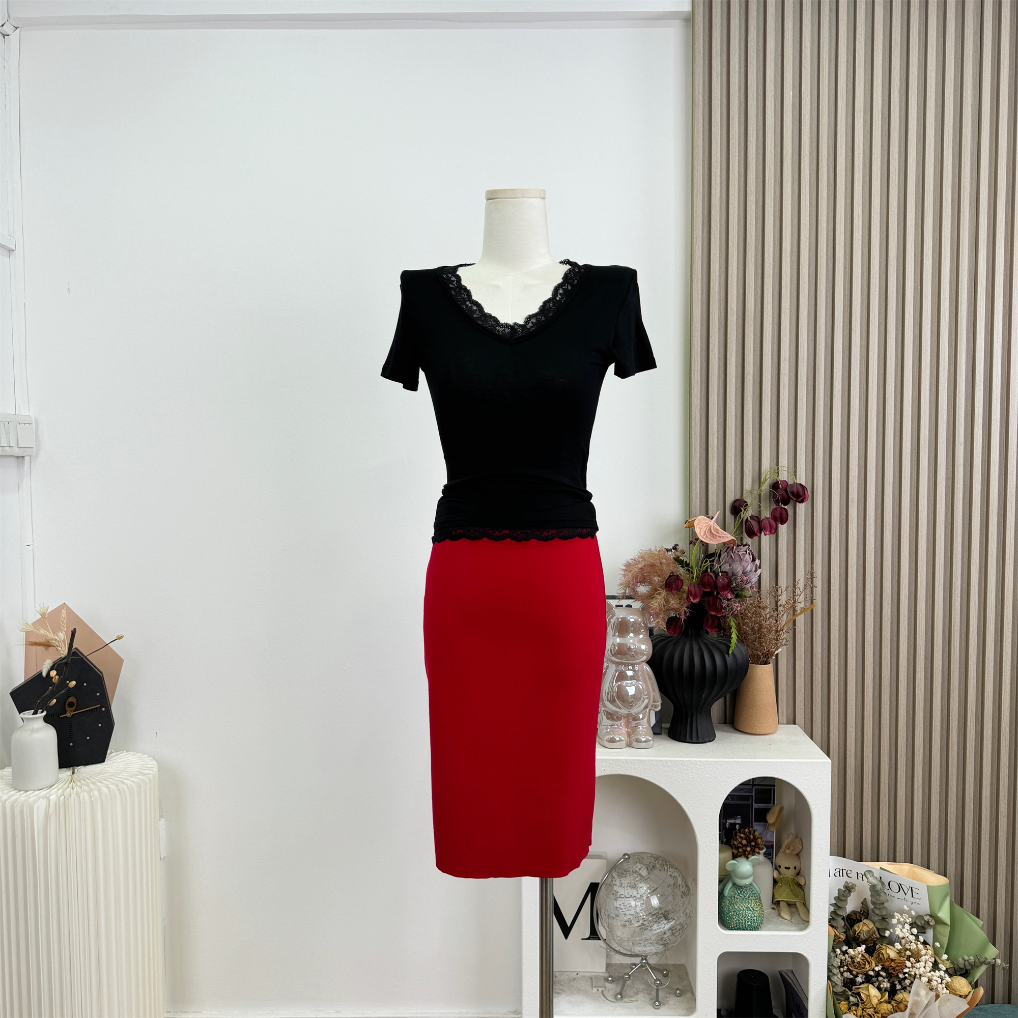 High-Density Knit Bodycon Skirt with Elastic Waist and Slit - Image 2