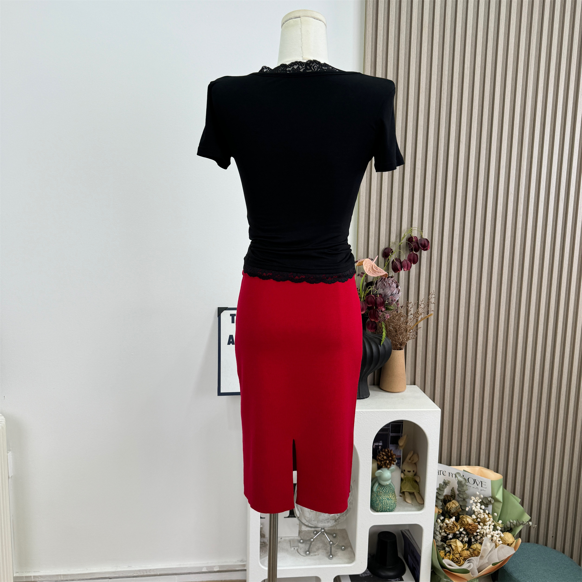 High-Density Knit Bodycon Skirt with Elastic Waist and Slit - Image 4