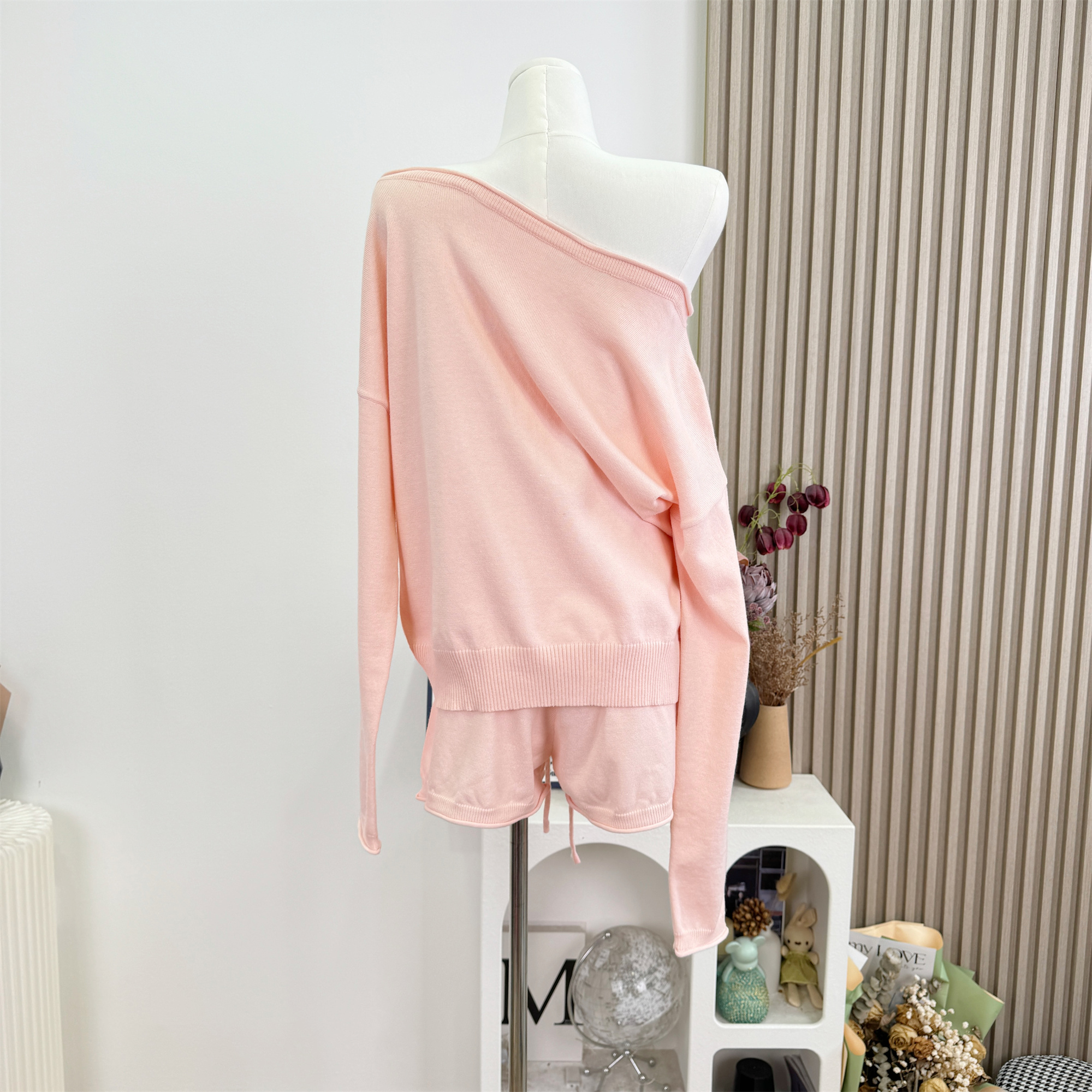 Ruoyu Relaxed Off-Shoulder Knit Top and Shorts Two-Piece Set for Women - Image 4